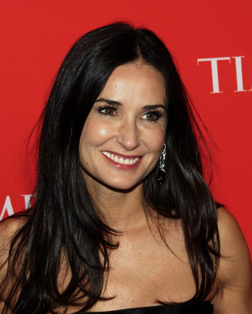 ¿Notas tu cabello envejecido y debilitado? Por qué Kérastase es el aliado de alta ingeniería para un pelo sin edad. demi moore imagen de kerastase cuidado del cabello 1639x2048